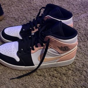 Jordan 1 Mid ‘crimson tint’